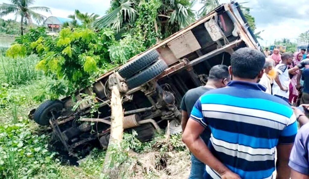 ডুমুরিয়ায় সড়ক দূর্ঘটনায় ট্রাক চালক নিহত 4 3 15