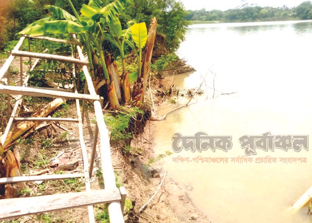 দিঘলিয়ায় আতাই নদীর ভাংগনে ১০টি বসতবাড়ি নদী গর্ভে বিলীন 2 9 11