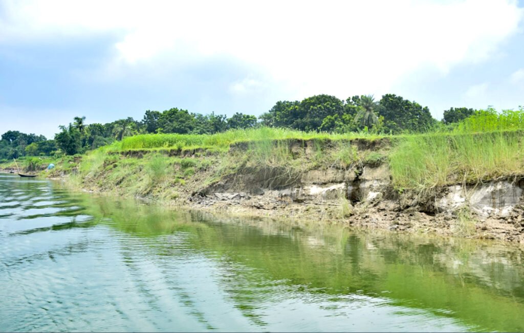 মহম্মদপুরে অসময়ে নদী ভাঙন, আতঙ্কে মধুমতি পাড়ের মানুষ 7 10 17