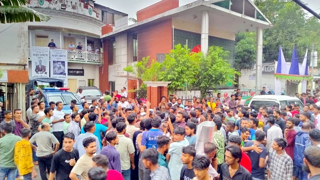 কেএমপি কমিশনারের পদত্যাগ দাবিতে প্রেস সচিব অবরুদ্ধ 2 12 13