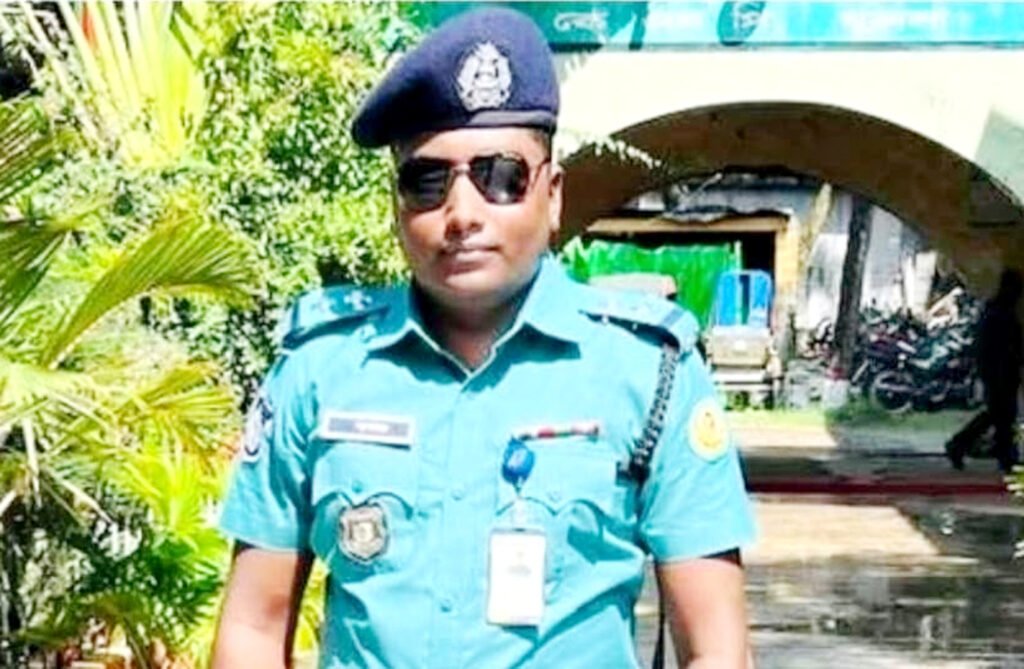 খুলনায় এসআই সুকান্তকে মারধর করে পুলিশে হস্তান্তর 5 15 8