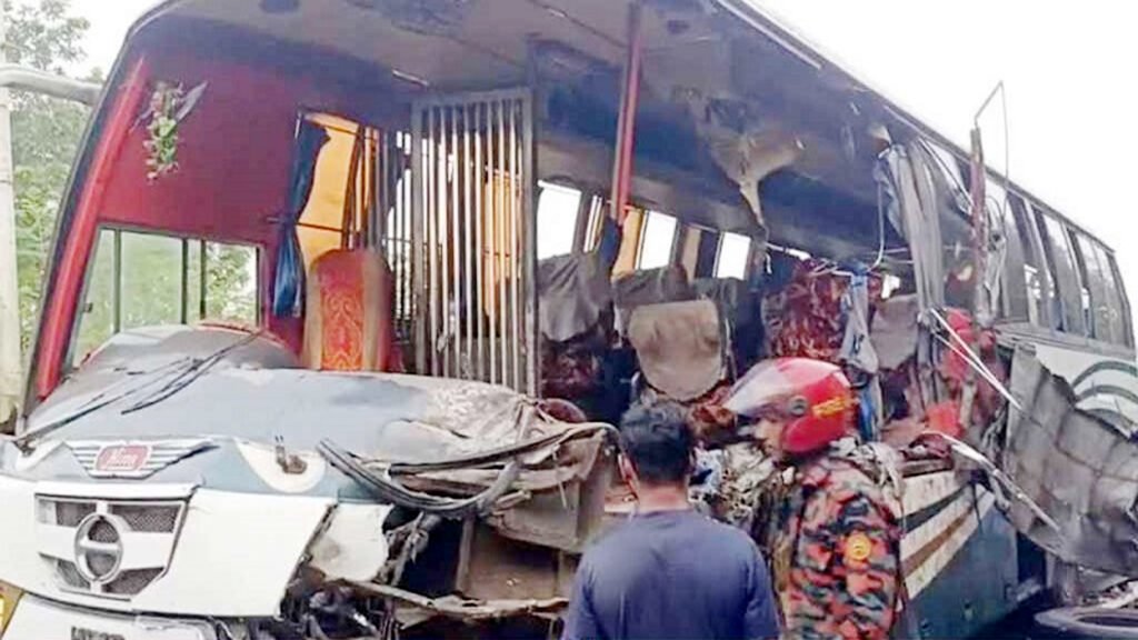 দিনাজপুরে বাস-ট্রাকের মুখোমুখি সংঘর্ষে নিহত ৫, আহত ১৫ 6 16 1