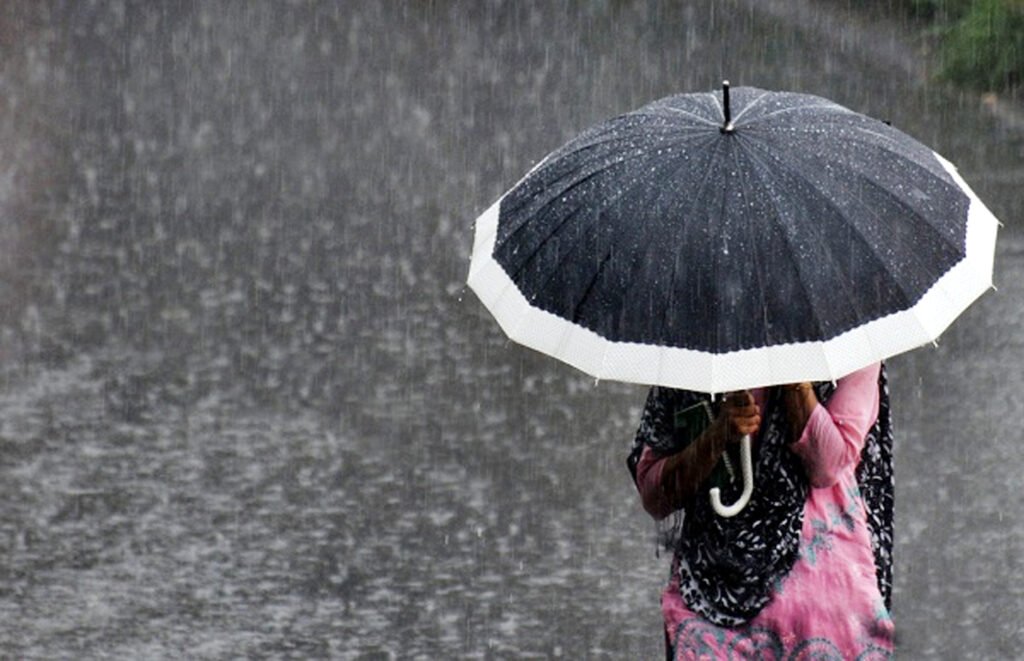 টানা ৫ দিন ভারি বৃষ্টির পূর্বাভাস, ঝড় হতে পারে দেশের যেসব অঞ্চলে 6 16 4