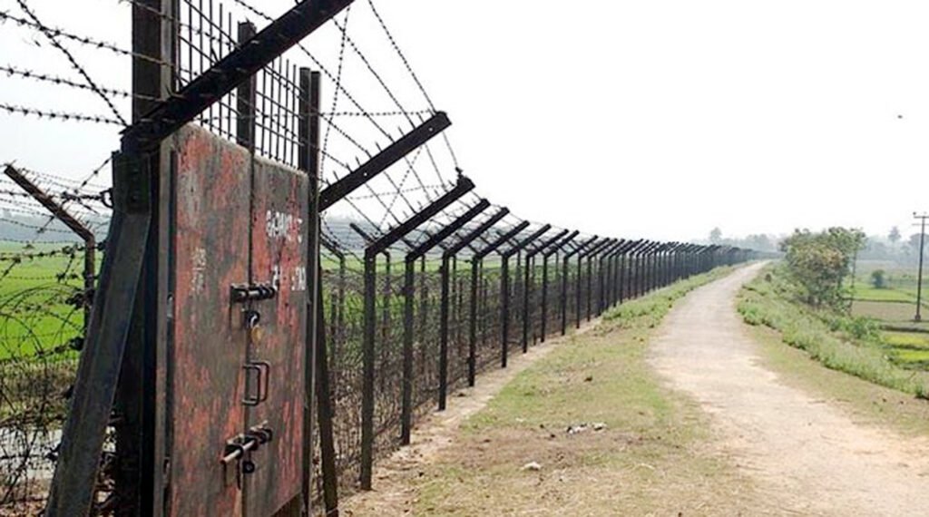 সাতক্ষীরা সীমান্তে বিজিবির কাছে ১৪ বাংলাদেশিকে হস্তান্তর করলো বিএসএফ 8 2 15