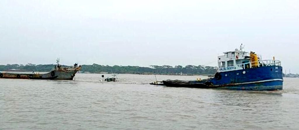 মোংলায় পশুর নদীতে কার্গো জাহাজ ডুবে ফ্লাইঅ্যাশ পরিবহন ব্যাহত 10 2 19