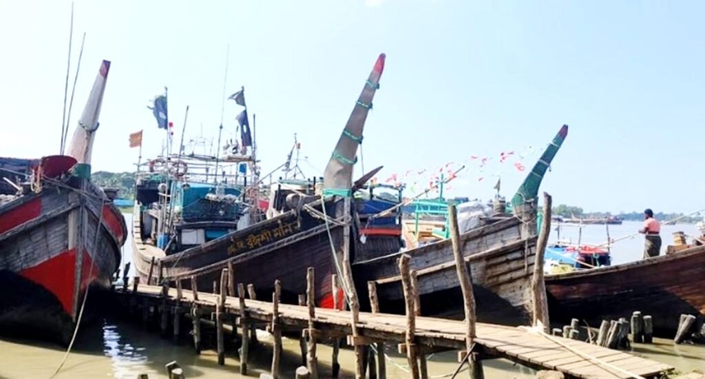 সমুদ্রযাত্রায় শেষ মুহূর্তের প্রস্তুতিতে ব্যস্ত জেলেরা 6 2 6