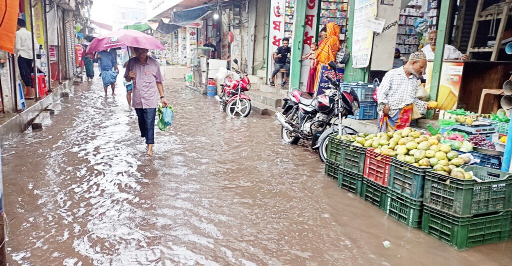 মোরেলগঞ্জ পৌর শহরের সড়কের বেহাল দশা 3 23 1