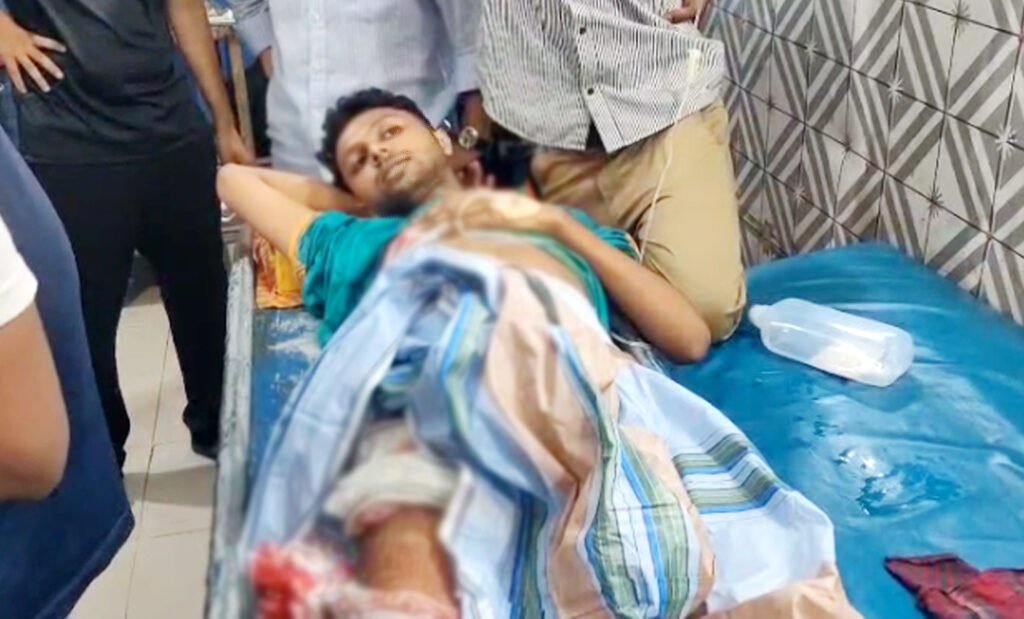 খুলনায় দুর্বৃত্তের গুলিতে বিশ্ববিদ্যালয় শিক্ষার্থী আহত 1 23