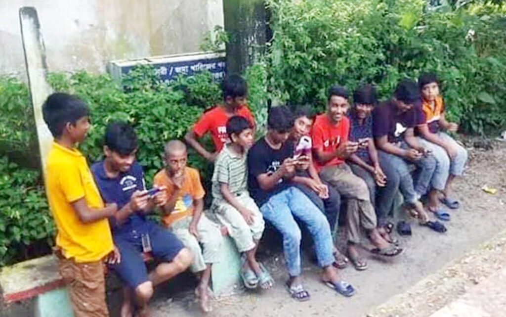 তেরখাদায় মোবাইল গেমে আসক্ত শিশু-কিশোর, উদ্বিগ্ন অভিভাবক মহল 9 3 10