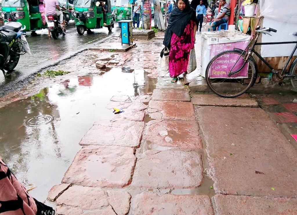 দৌলতপুরের ফুটপাতে পা ফেলার মতো জায়গা নেই, জনদুর্ভোগ চরমে 6 4 1