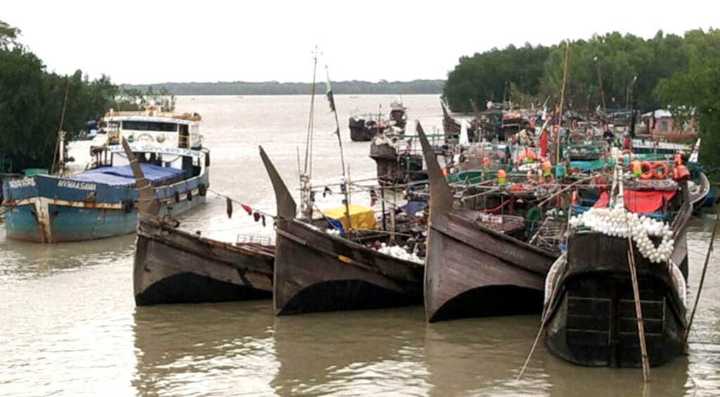 বৈরী আবহাওয়ায় কষ্টে আছে উপকূলের জেলেরা 8 4 15