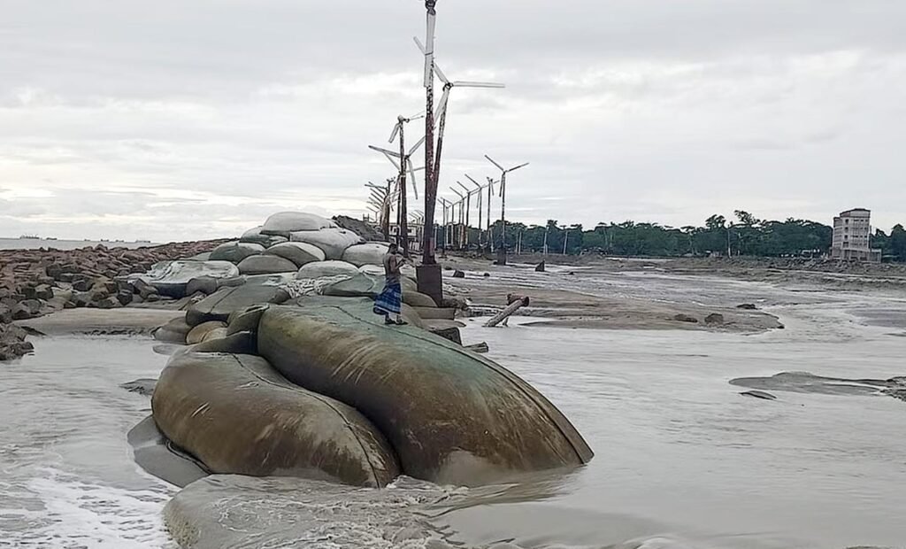 কক্সবাজারের দুই উপজেলায় দেড় হাজার মিটার বেড়িবাঁধ বিলীন 3 5