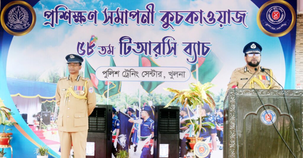 খুলনায় পুলিশের ৫৮তম টিআরসি ব্যাচের সমাপনী কুচকাওয়াজ 8 6 15