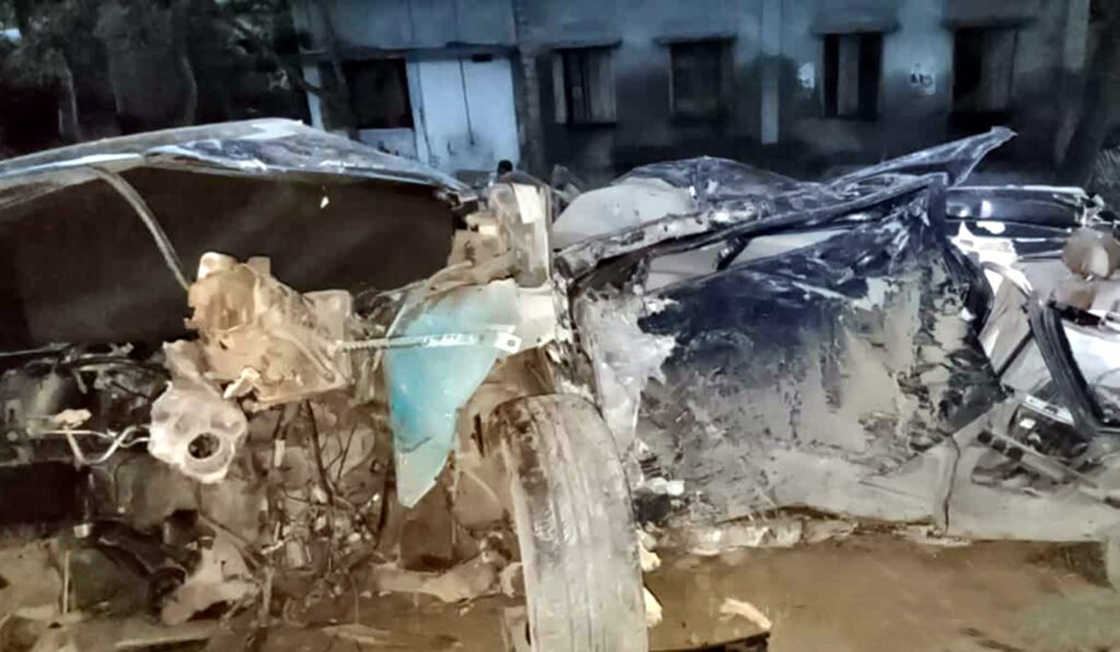 যশোরে প্রাইভেটকার নিয়ন্ত্রণ হারিয়ে গাছের সঙ্গে ধাক্কা, নিহত ২ 2 6 18