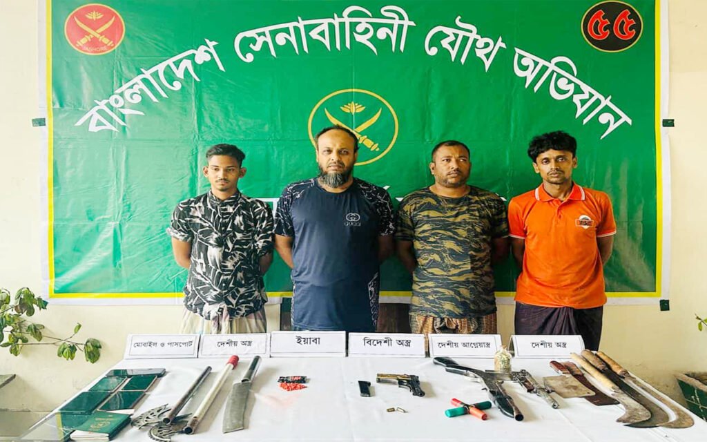 খুলনার টুটপাড়ায় সেনাবাহিনী ও পুলিশের যৌথ অভিযানে বিদেশি পিস্তল, শর্টগানসহ ‘বুলবুল গ্রুপ’-এর চার সন্ত্রাসী গ্রেফতার 6 7 12