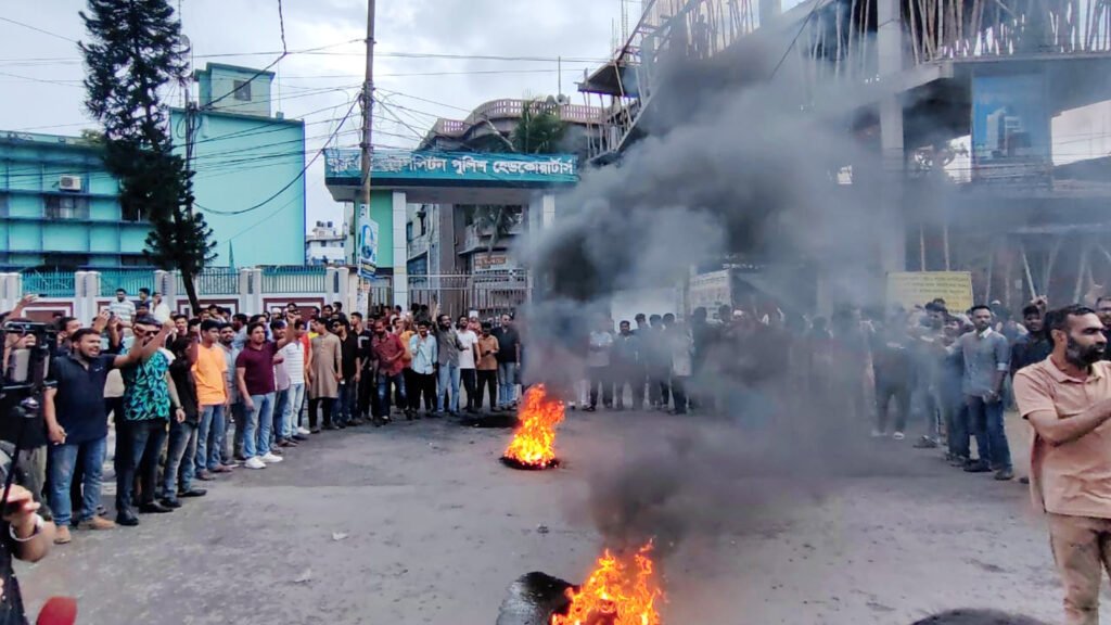এসআই সুকান্ত দাসকে ছেড়ে দেওয়ার প্রতিবাদে এনসিপির কেএমপি ঘেরাও, প্রধান ফটকে তালা 6 7 16