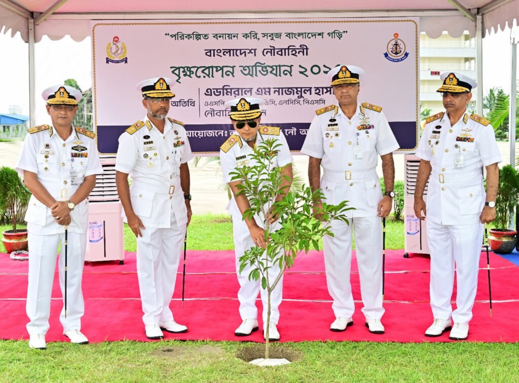 নৌবাহিনীর বৃক্ষরোপণ কর্মসূচি-২০২৫ কার্যক্রমের উদ্বোধন করলেন নৌবাহিনী প্রধান 5 8 18