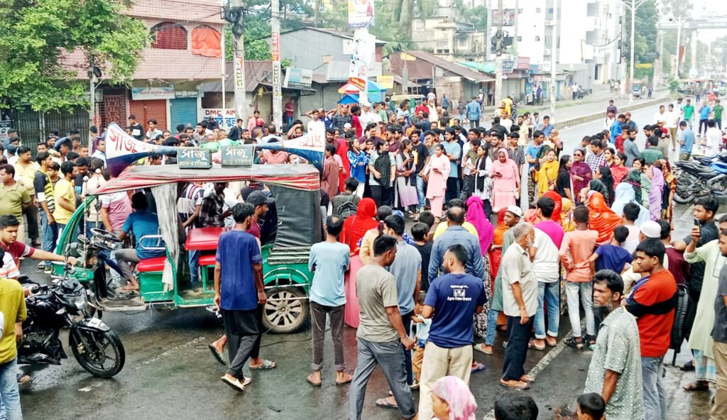খুলনায় কেএমপি কমিশনারের পদত্যাগ দাবিতে ঘেরাও ও অবরোধ অব্যাহত 3 9 19