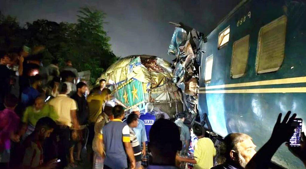 আফিল গেটে ট্রেন-ট্রাক সংঘর্ষে একজন নিহত, খুলনা-ঢাকা সুন্দরবন ট্রেন আড়াই ঘন্টা বিলম্ব 8 1 13