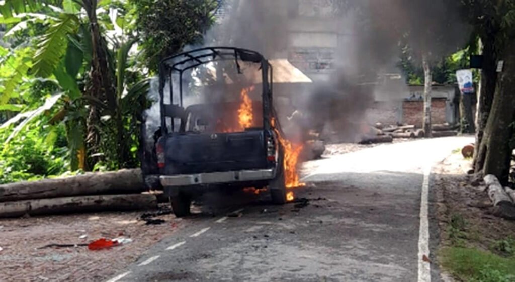 গোপালগঞ্জে পুলিশের গাড়িতে হামলা ও আগুন, ছাত্রলীগের সম্পৃক্ততার অভিযোগ 2 1 14