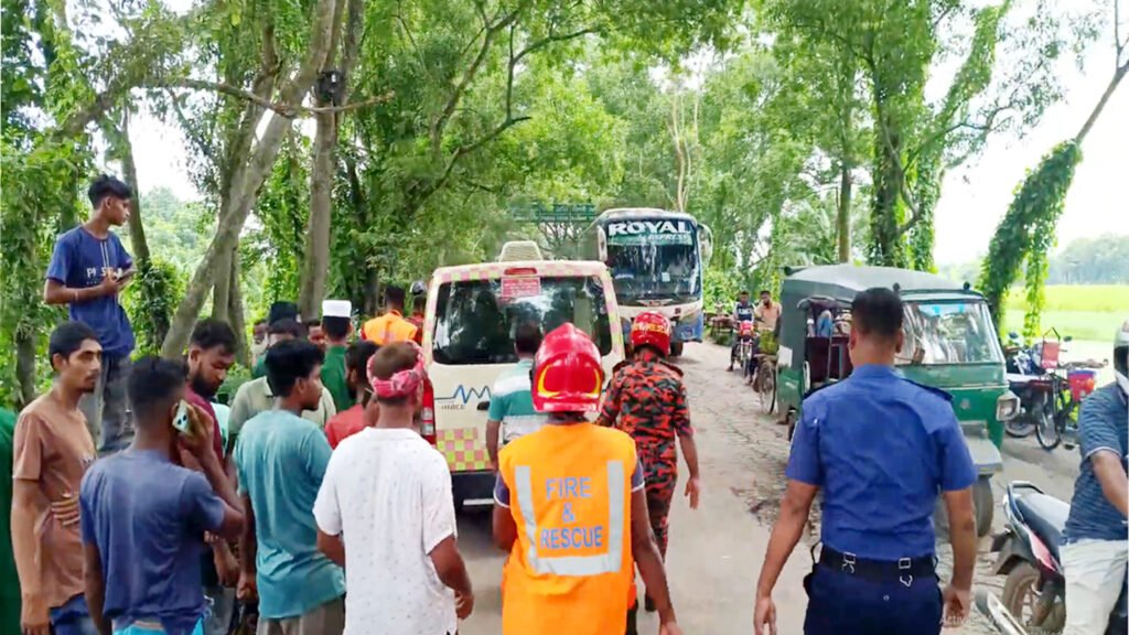 মাগুরা-ঝিনাইদহ সড়কে বাস-ভ্যান সংঘর্ষে নিহত ২ 1 10 8