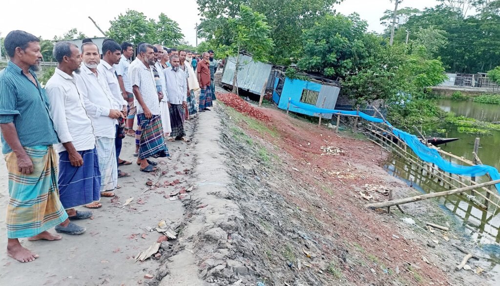 মোরেলগঞ্জে ওয়াপদা বেড়িবাঁধের জমি দখলের অভিযোগে ফুঁসে উঠেছে এলাকাবাসি 7 11 21