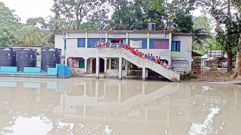 মোরেলগঞ্জের গাবতলা ইসলামাবাদ সরকারি প্রাথমিক বিদ্যালয়: হাটু পানিতে ক্লাস, ঝুঁকিপূর্ণ ভবন নিয়ে শিক্ষার্থী ও অভিভাবকদের উদ্বেগ 1 12 22