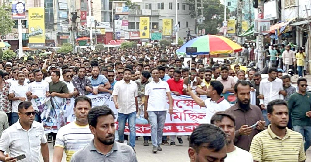 আইনশৃঙ্খলা অবনতির প্রতিবাদে খুলনায় যুবদলের বিক্ষোভ: ‘শেষ রক্তবিন্দু দিয়েও লড়াই চলবে’: অ্যাডভোকেট মনা 5 13 10