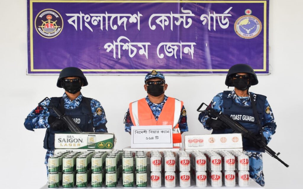 মোংলায় কোস্ট গার্ডের অভিযানে বিপুল পরিমাণ বিদেশি বিয়ার জব্দ 9 13 14