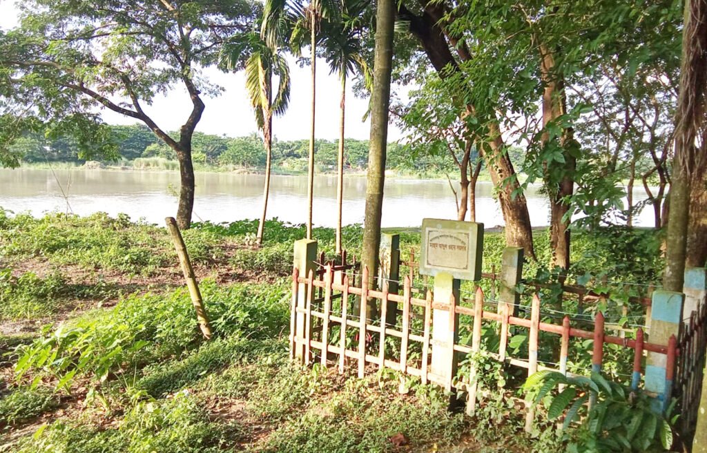 প্রাচীনতম ঈদগাহ ও কবরস্থান মধুমতির গর্ভে বিলীন প্রায়: নড়াইলের সরসপুর-পহরডাঙ্গার ঐতিহ্য হারানোর পথে 8 14 13