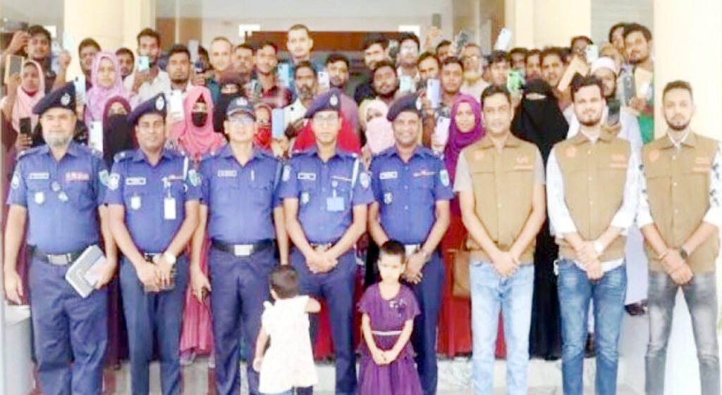 যশোরে চুরি হওয়া ৫২টি মোবাইল ফোন ও ২ লাখ ৭৫ হাজার টাকা উদ্ধার, ভুক্তভোগীদের মাঝে হস্তান্তর 7 15 11