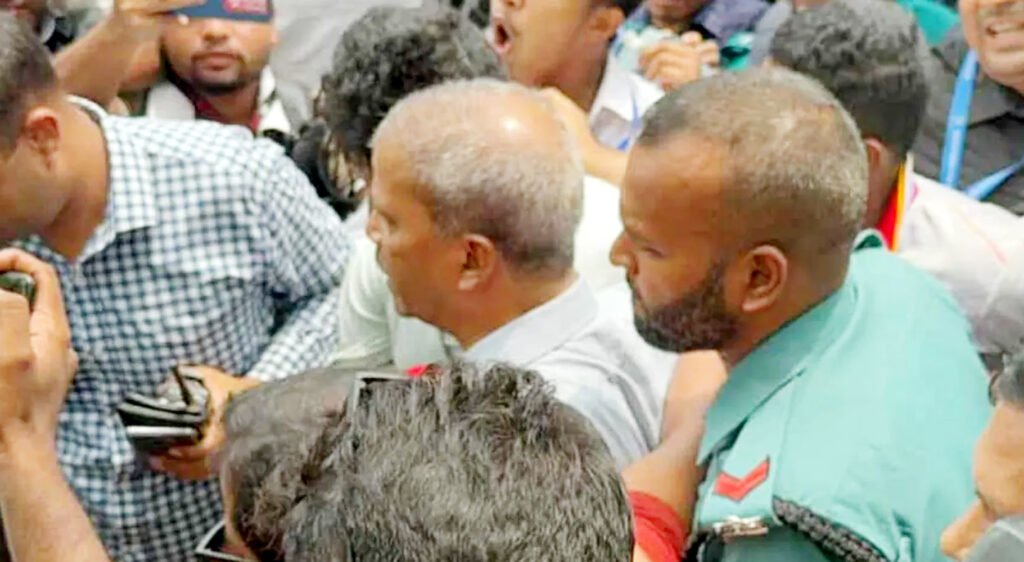 ৯ ঘণ্টা পর পুলিশ ‘প্রহরায়’ মাইলস্টোন থেকে বের হলেন ২ উপদেষ্টা ও প্রেস সচিব 6 16 10