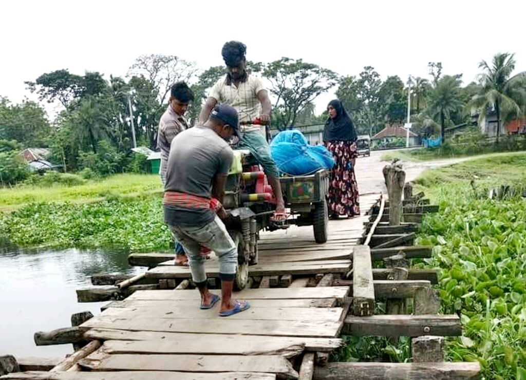 অভয়নগরে টেকারঘাট কাঠের সেতু ভেঙে পড়ায় হাজারো মানুষের ভোগান্তি 2 16 14