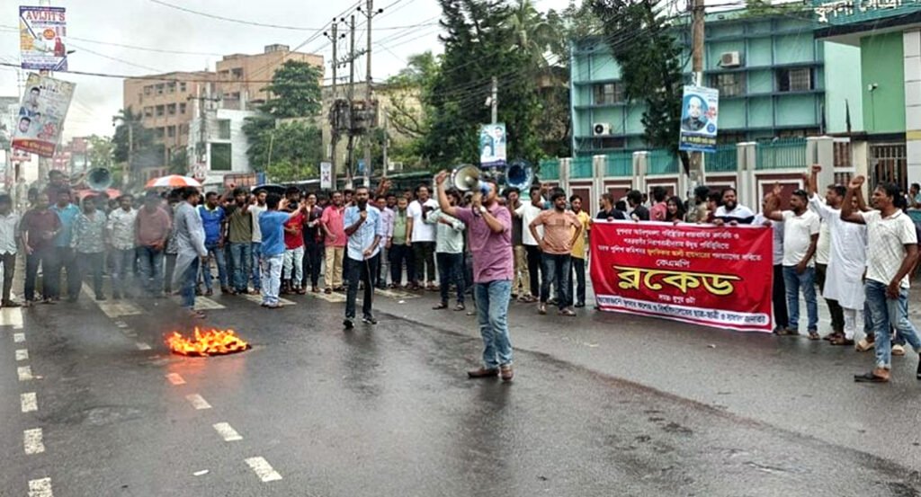 কেএমপি কমিশনারের অপসারণ দাবিতে ছাত্র-জনতার ‘ব্লকেড’ 4 2 5