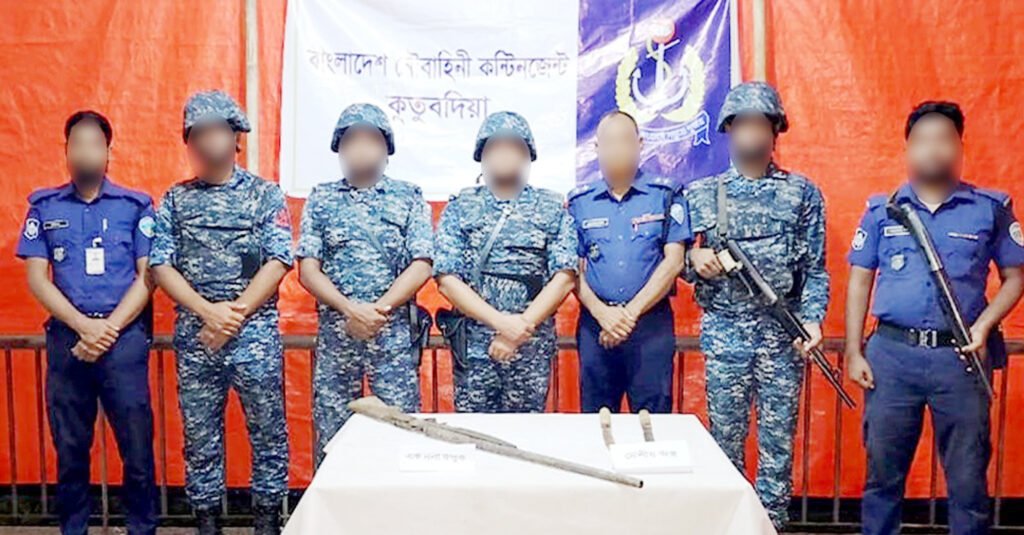 কুতুবদিয়ায় নৌবাহিনীর অভিযানে আগ্নেয়াস্ত্র ও দেশীয় অস্ত্র উদ্ধার 1 21 1