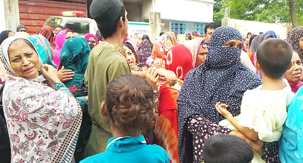 দৌলতপুরে দাফন হলো বিমান বিধ্বস্থে নিহত রজনী ইসলামের 8 23