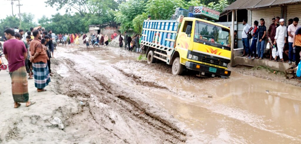 খুলনা-পাইকগাছা প্রধান সড়কের তালা উপশহর সংলগ্ন বেহাল দশা, জনভোগান্তি চরমে 6 3 12