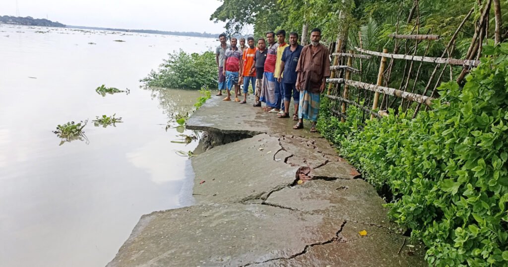 মোরেলগঞ্জে পানগুছি নদীর ভাঙনের মুখে ৫০০ পরিবার, হুমকির মুখে জীবনযাপন 5 3 17
