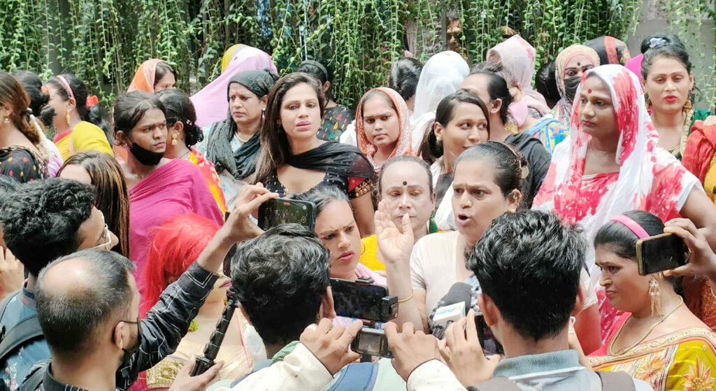 ‘ছোট শিশুদের কষ্ট সহ্য করতে পারিনি, তাই রক্ত দিতে চলে এসেছি’: তৃতীয় লিঙ্গ সম্প্রদায় 1 3 20