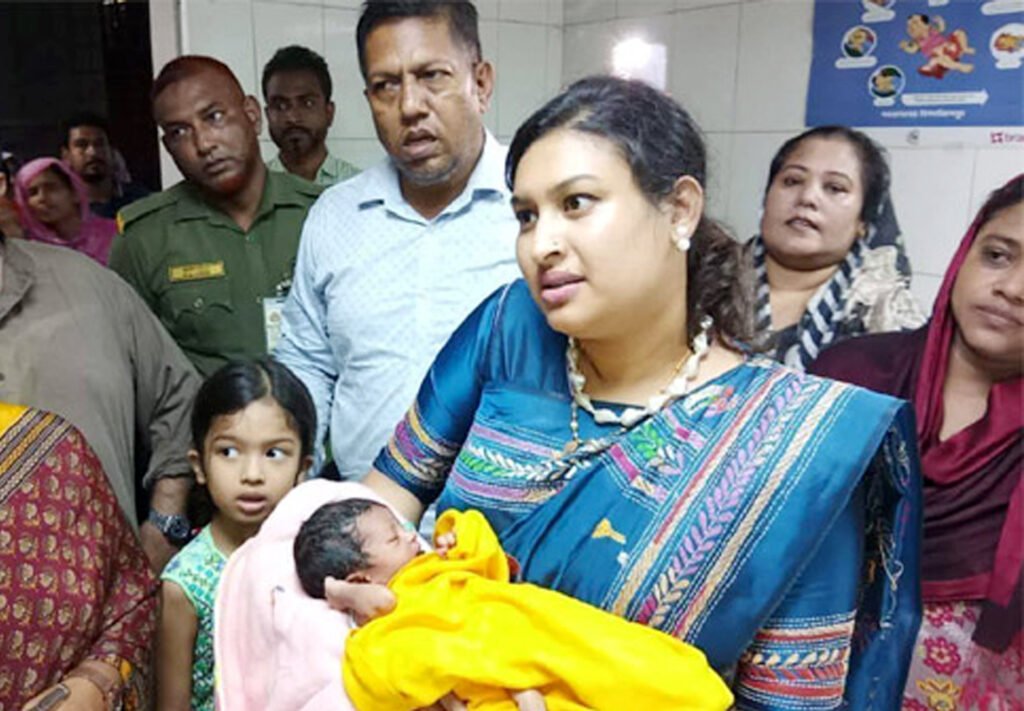 ফুলতলায় পরিত্যাক্ত অবস্থায় নবজাতক উদ্ধার, দত্তক নিতে প্রতিযোগিতা 6 3 26