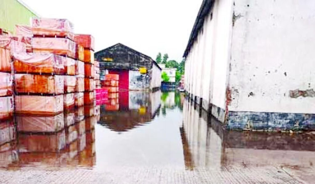 বেনাপোল স্থলবন্দরে পণ্য খালাস বন্ধ, কোটি কোটি টাকার আমদানি পণ্য ঝুঁকিতে 5 4 13