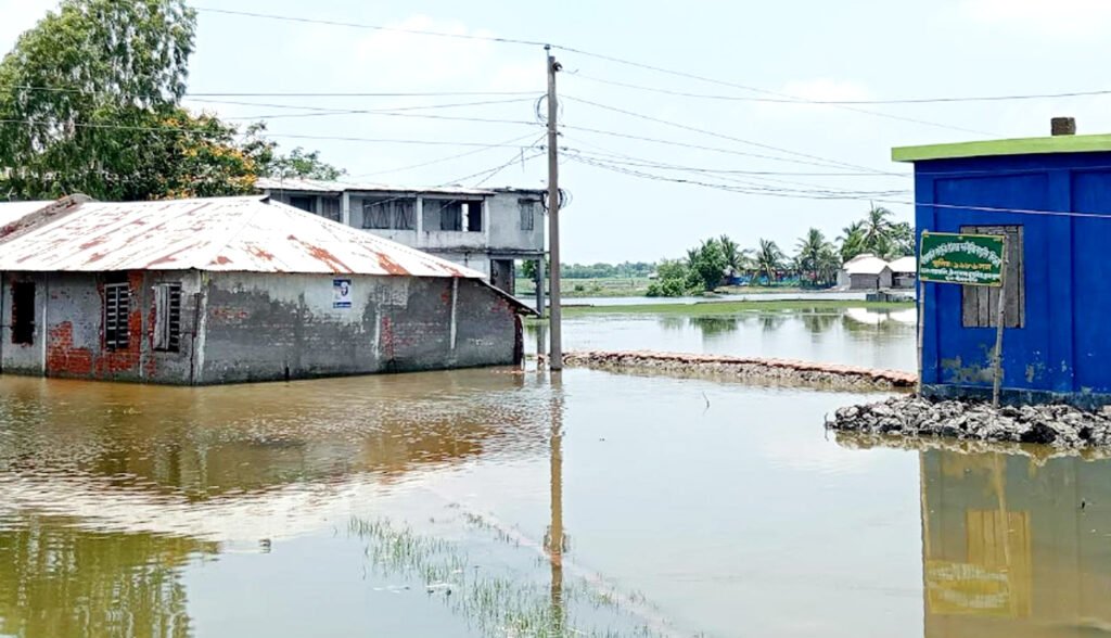 ডুমুরিয়ায় উপজেলায় বিভিন্ন স্থানে স্লুইস গেটগুলো আকেজো, অতিবৃষ্টি ও জোয়ারে পানিতে জলবদ্ধতার সৃষ্টি 1 5 11