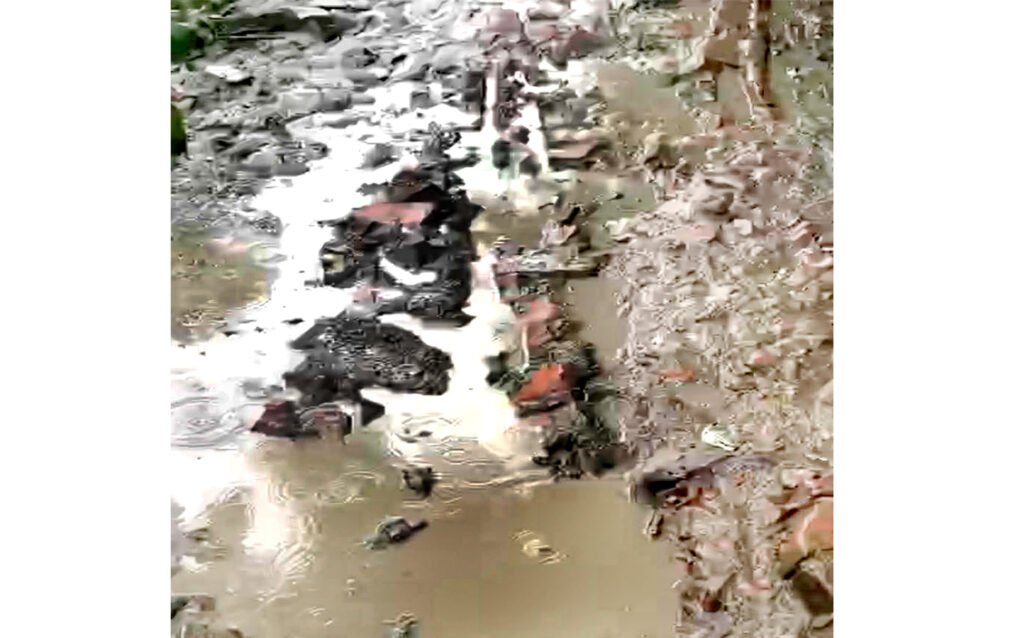 বড়দলের ঝুঁকিপূর্ণ সড়কে জনভোগান্তি চরমে 9 5 19