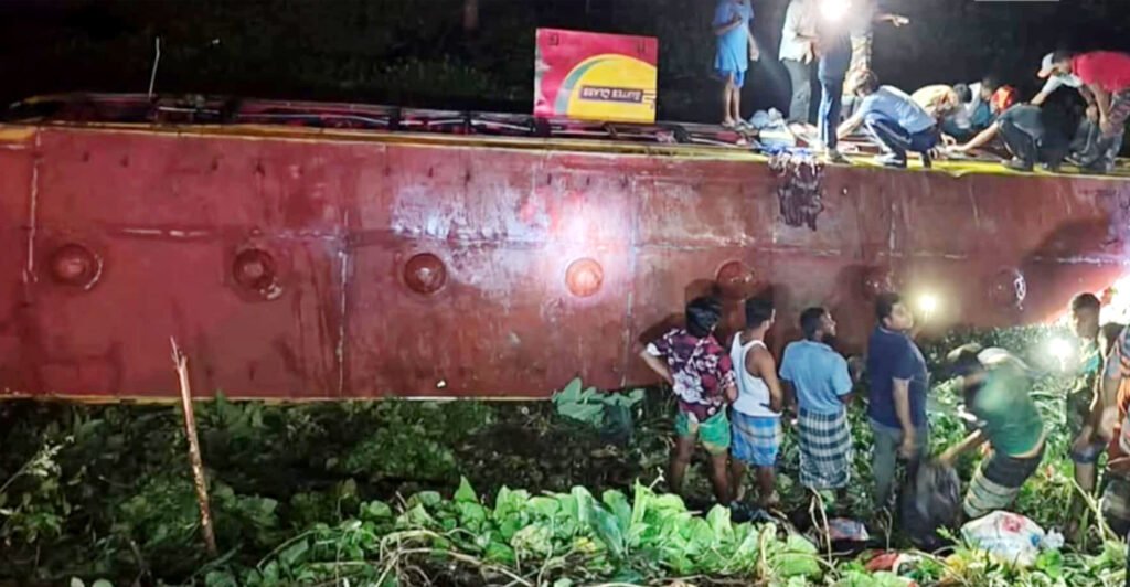 গোপালগঞ্জের মুকসুদপুরে বাস খাদে পড়ে চালক নিহত, আহত ১০ 8 5 26