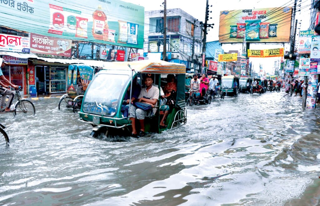 লঘুচাপের প্রভাবে খুলনায় বিরামহীন বর্ষণ, নগরীর বিভিন্ন সড়কে জলজট 1 5 6