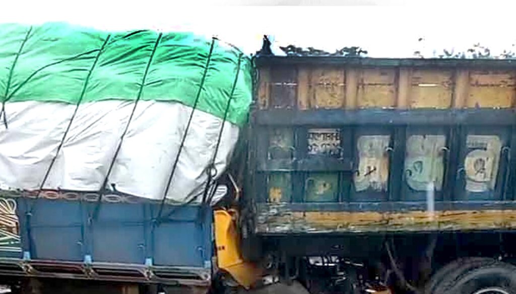 মনিরামপুরে দাঁড়িয়ে থাকা ট্রাকে অপর ট্রাকের ধাক্কা, নিহত ২ 1 8 11