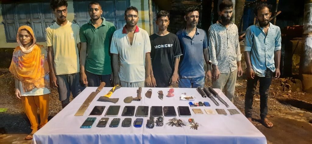 বাগেরহাটে সেনাবাহিনীর অভিযানে অস্ত্র ও মাদকসহ আটজন গ্রেপ্তার 10 WhatsApp Image 2025 07 28 at 15.05.17 b21990b7