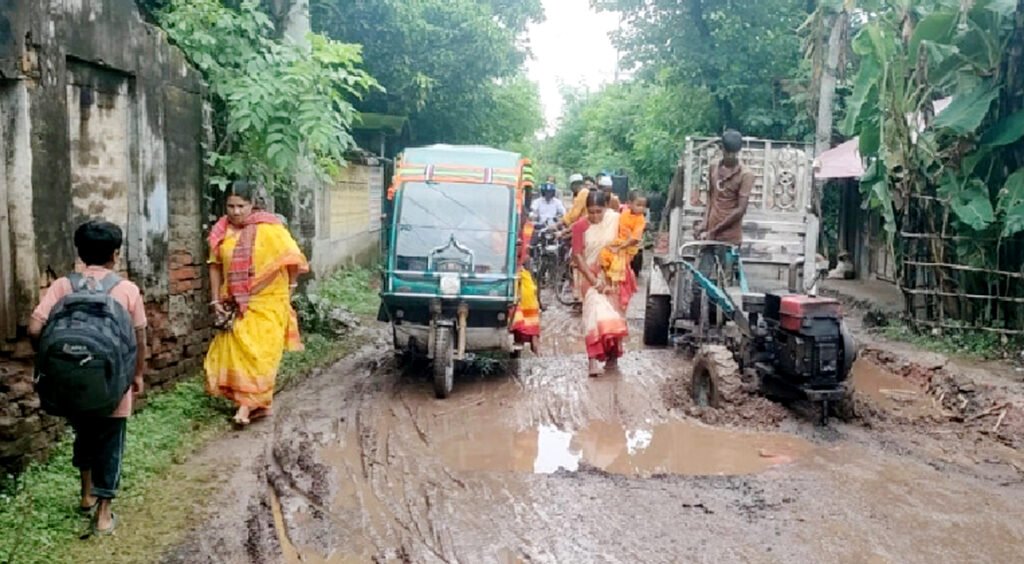 আশাশুনি-বড়দল সড়কের বেহাল দশা, যানবাহন ও যাত্রী সাধারণের ভোগান্তি 6 10 3