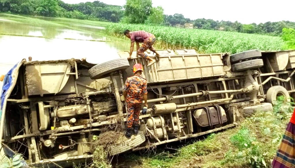 কালীগঞ্জে যাত্রীবাহী বাস উল্টে খাদে, আহত ৫ 2 14 1