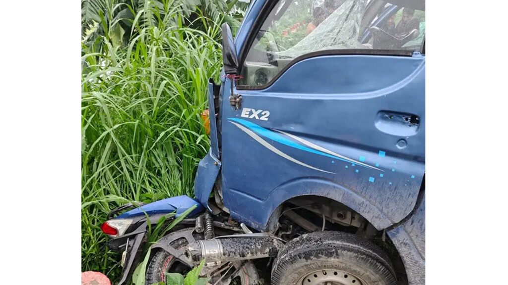 টাঙ্গাইলে পিকআপ-মোটরসাইকেল সংঘর্ষে নিহত ৩ 5 2 5